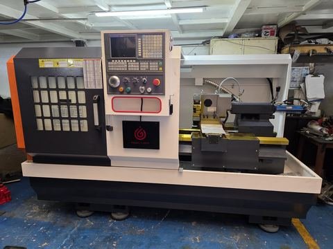 Torno CNC de taller con base plana, torreta portaherramientas de cuatro posiciones.