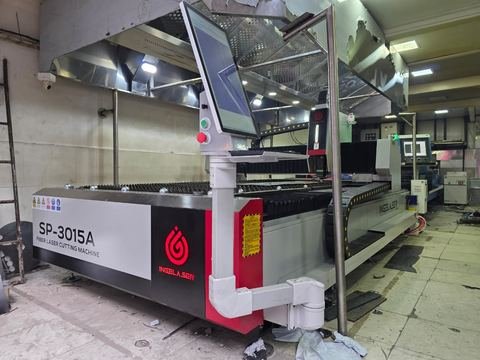 La misma cortadora SP-3015A de mesa única abierta, tomada un paso más atrás.
