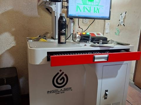 Marcadora láser de sobremesa completa —mueble bajo blanco con cajón de teclado rojo, columna, cabezal galvo.