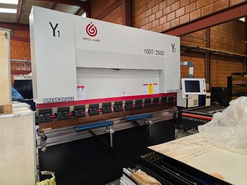 Plegadora CNC de 100 toneladas y 2500 mm de longitud recién ubicada en la nave: pórtico en C blanco.