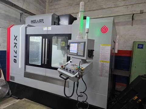 Fresadora CNC de columna con cabina cerrada de puertas corredizas con vidrio, consola con pantalla y volante electrónico.