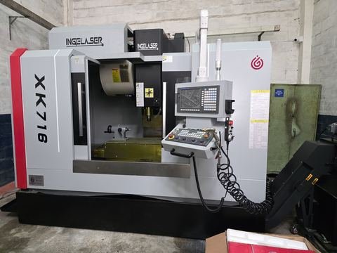 Fresadora XK716 en tres cuartos frontal, con la consola CNC bien visible (pantalla, teclado, botonera y volante).
