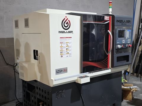 Torno CNC compacto completo en el taller: cabina cerrada de puerta corrediza con visor oscuro, guarda rotulada SZGH-36J.