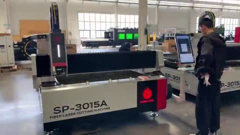 Dos cortadoras SP-3015A alineadas con mesa única de listones.