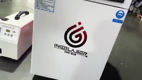 Soldadora láser de mano marca INGELASER: primero el carro completo con pantalla y chiller.