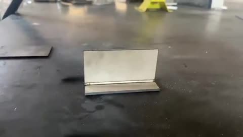 Equipo de soldadura láser de INGELASER en el taller: el alimentador automático de hilo.